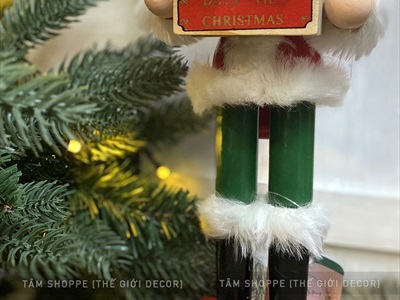 Mô hình Chú lính chì cầm lịch gỗ đếm ngày đến Giáng Sinh C40cm MHDB-XMAS-09